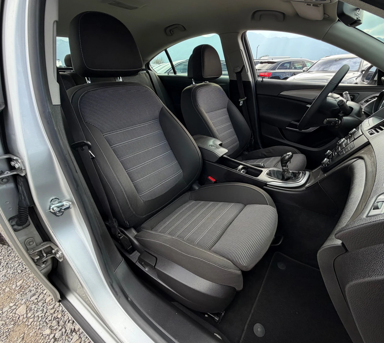 Opel Insignia 2.0CDTi 131к.с * Климатроник* , снимка 13 - Автомобили и джипове - 54046109