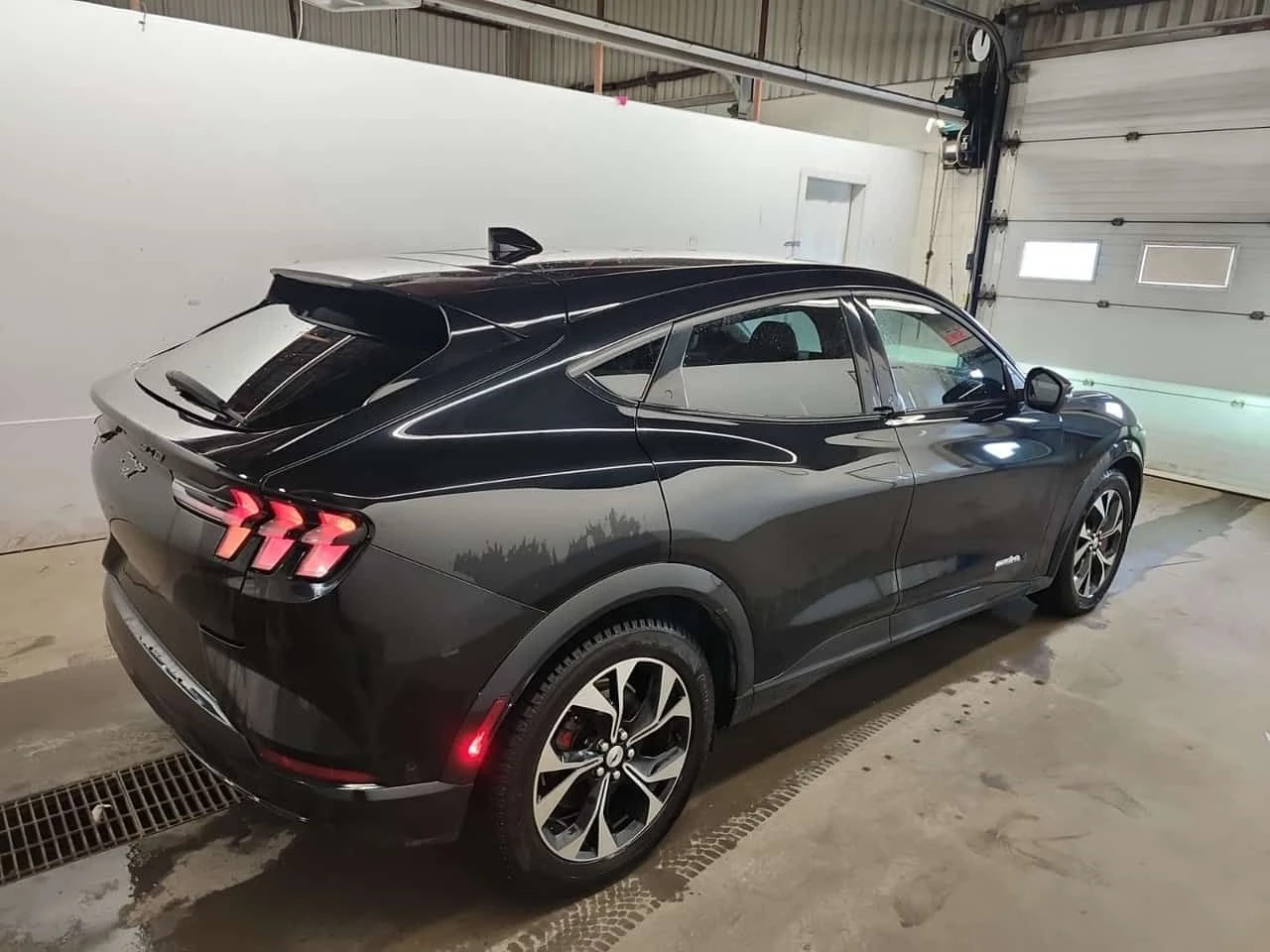 Ford Mustang Mach-E * PREMIUM * 2 КЛЮЧА* ПОДГРЕВ* , снимка 3 - Автомобили и джипове - 54106305