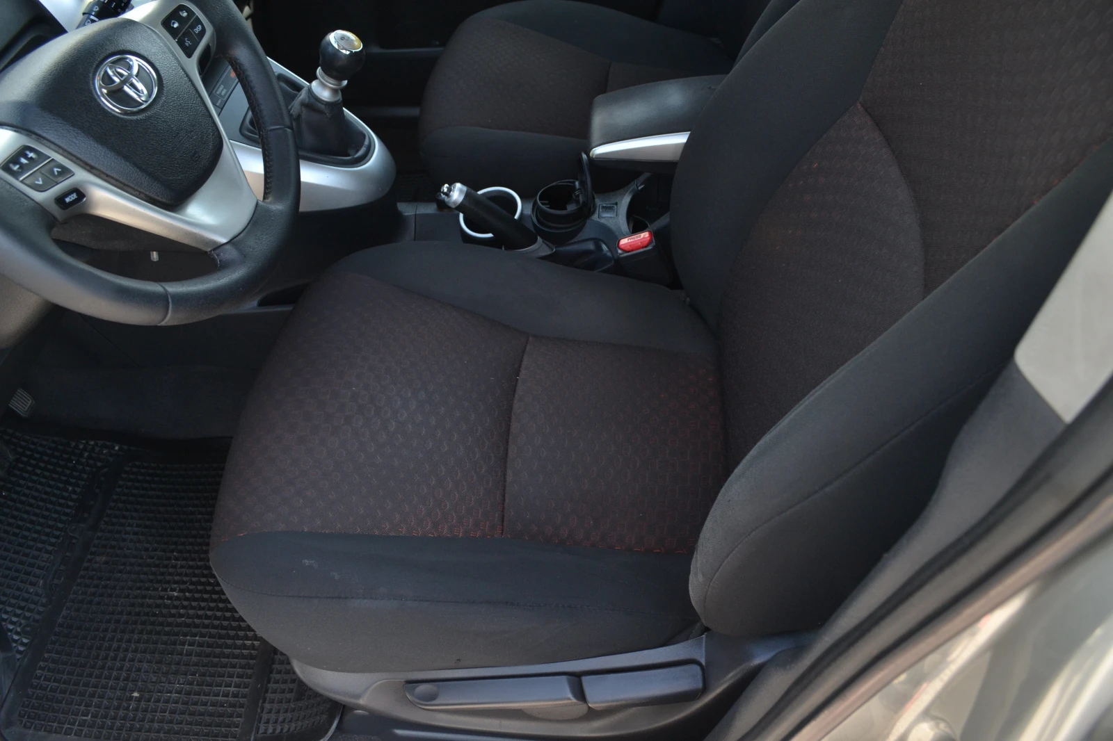 Toyota Corolla verso 2.0D-4D, снимка 9 - Автомобили и джипове - 54791784