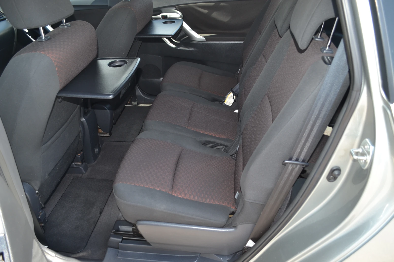 Toyota Corolla verso 2.0D-4D, снимка 7 - Автомобили и джипове - 54791784
