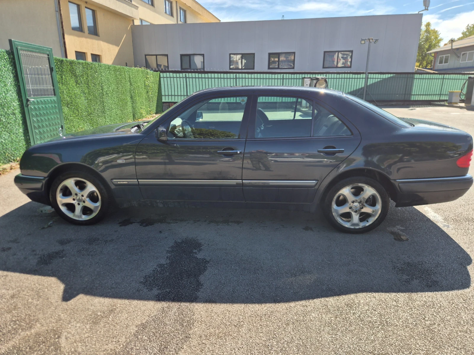 Mercedes-Benz E 320 4matic, снимка 5 - Автомобили и джипове - 56293689
