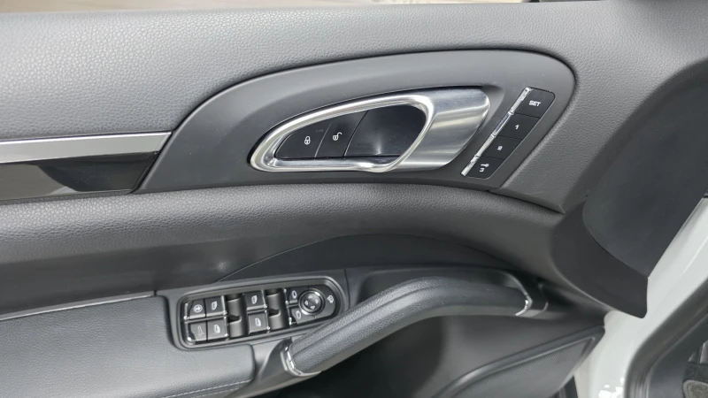 Porsche Cayenne 3.0, снимка 17 - Автомобили и джипове - 52015609