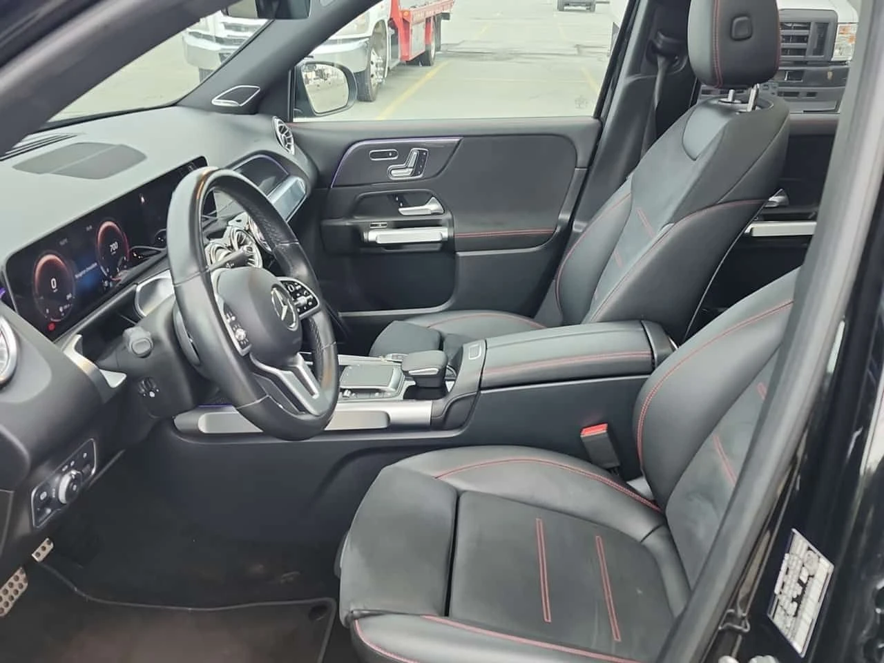 Mercedes-Benz GLB * 250 * DISTRONIC* AMBIENT* ПОДГРЕВИ* , снимка 5 - Автомобили и джипове - 54423965
