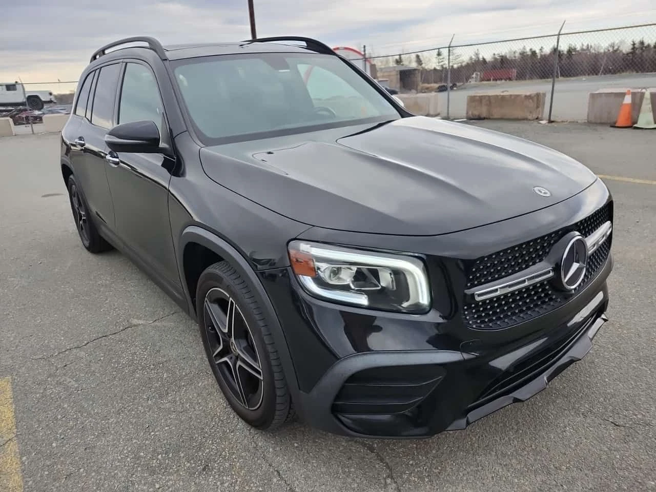 Mercedes-Benz GLB * 250 * DISTRONIC* AMBIENT* ПОДГРЕВИ* , снимка 2 - Автомобили и джипове - 54423965