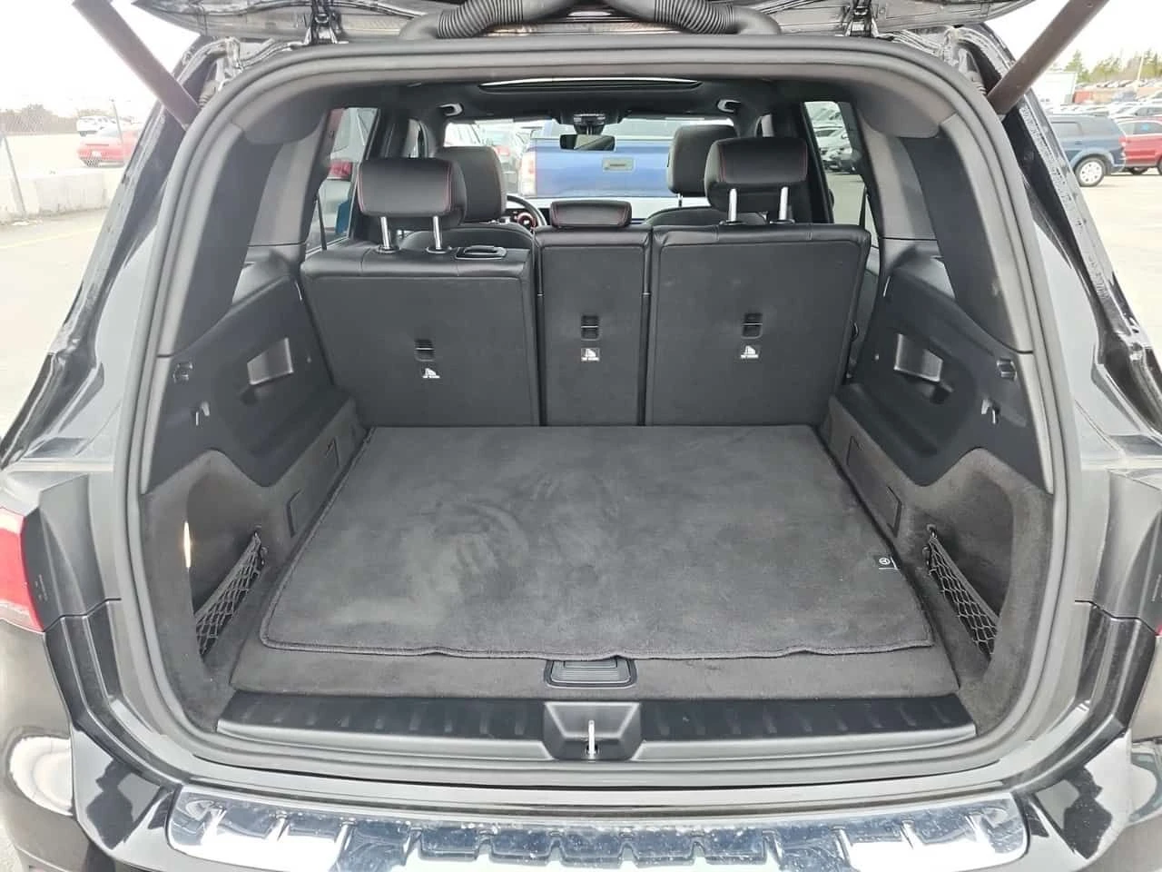 Mercedes-Benz GLB * 250 * DISTRONIC* AMBIENT* ПОДГРЕВИ* , снимка 13 - Автомобили и джипове - 54423965