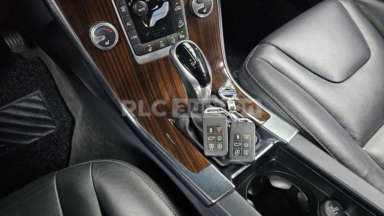 Volvo XC60 D5 AWD| КАМЕРА| ПОДГРЕВ| DISTRONIC| ВКЛ.ТЕХНОТЕСТ, снимка 9 - Автомобили и джипове - 55047123