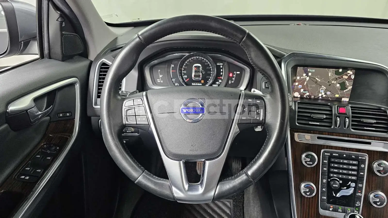 Volvo XC60 D5 AWD| КАМЕРА| ПОДГРЕВ| DISTRONIC| ВКЛ.ТЕХНОТЕСТ, снимка 6 - Автомобили и джипове - 55047123