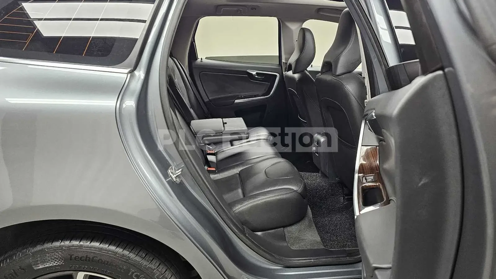 Volvo XC60 D5 AWD| КАМЕРА| ПОДГРЕВ| DISTRONIC| ВКЛ.ТЕХНОТЕСТ, снимка 12 - Автомобили и джипове - 55047123