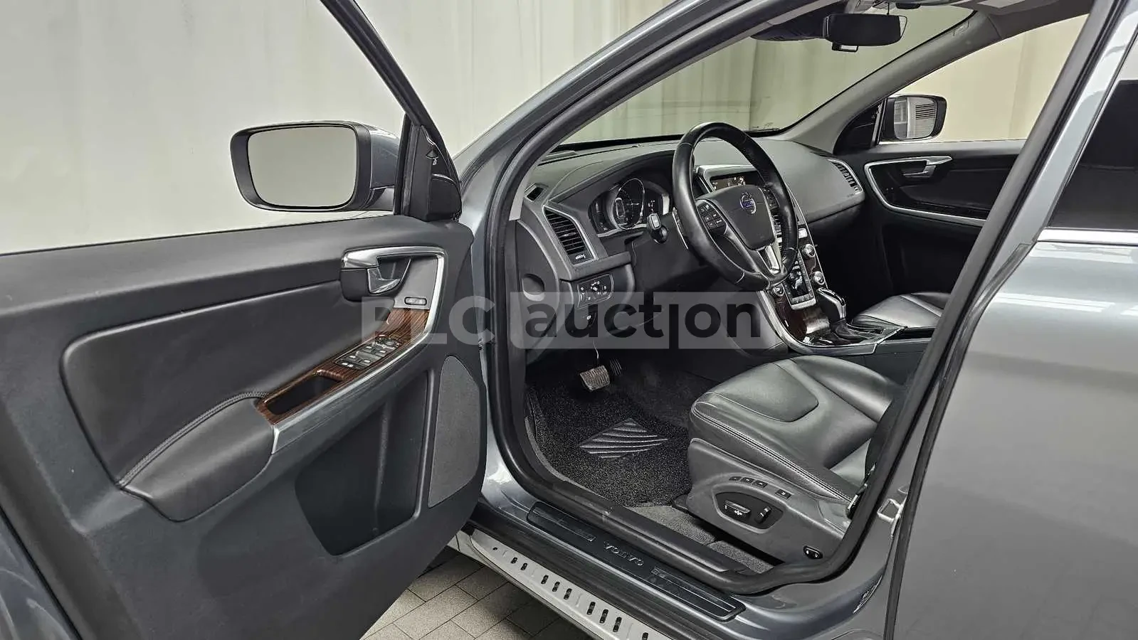 Volvo XC60 D5 AWD| КАМЕРА| ПОДГРЕВ| DISTRONIC| ВКЛ.ТЕХНОТЕСТ, снимка 4 - Автомобили и джипове - 55047123