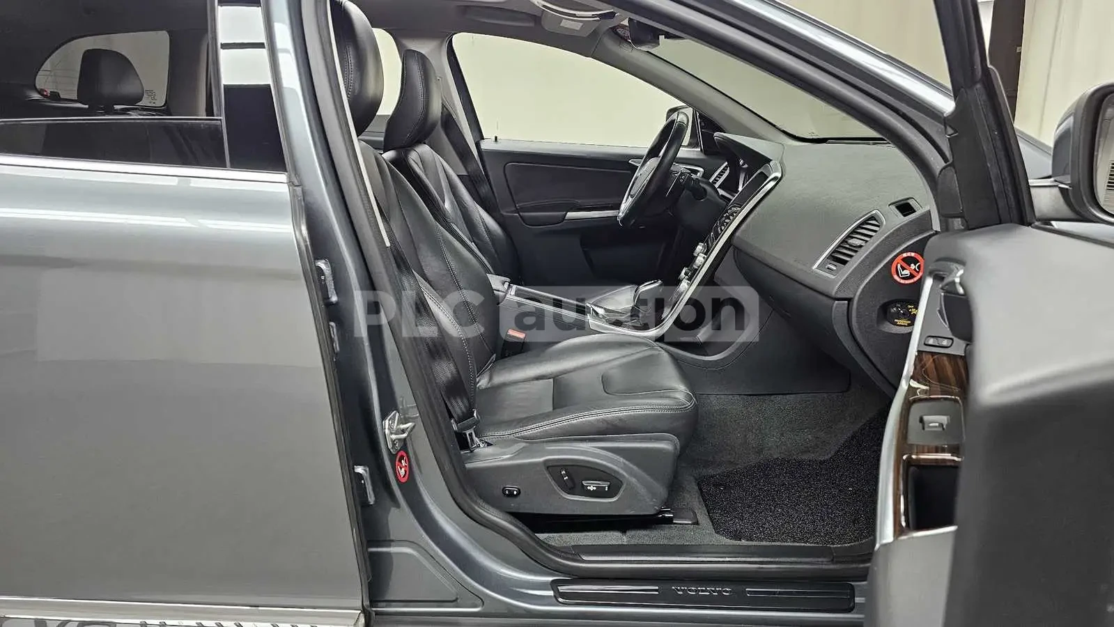 Volvo XC60 D5 AWD| КАМЕРА| ПОДГРЕВ| DISTRONIC| ВКЛ.ТЕХНОТЕСТ, снимка 11 - Автомобили и джипове - 55047123