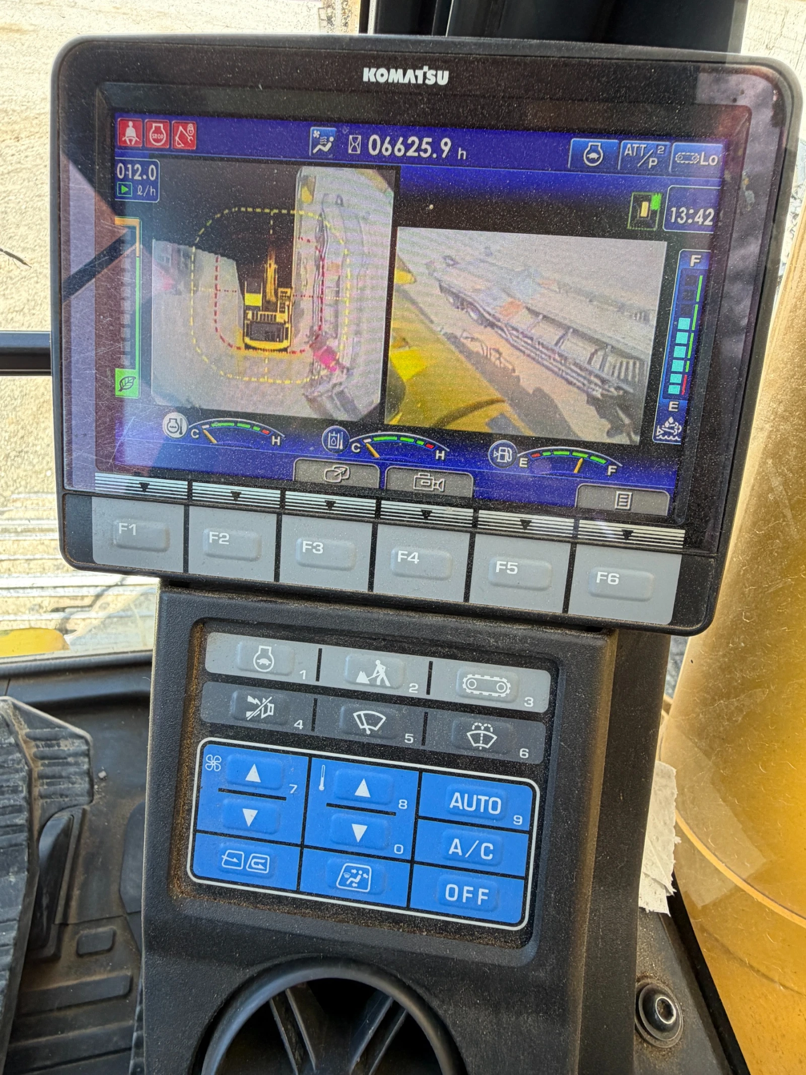 Багер Komatsu PC 240NLC, 3-кофи, Внос, , , , снимка 15 - Индустриална техника - 54840270