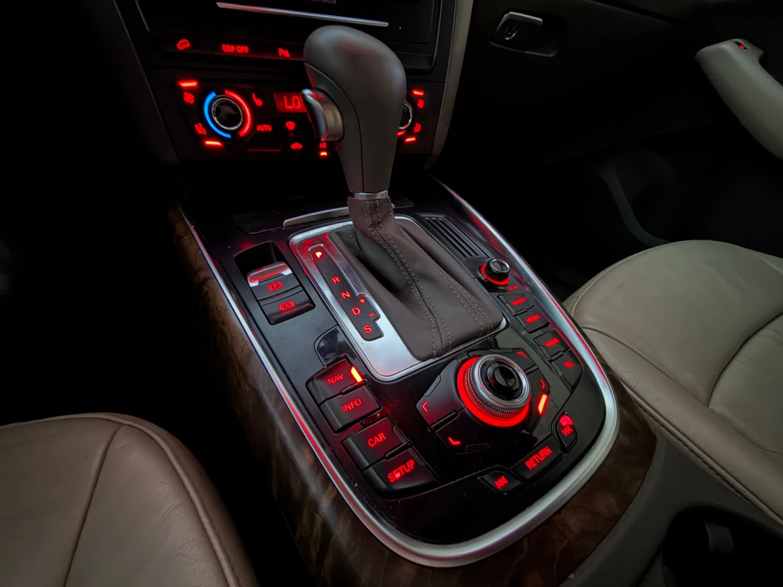 Audi Q5 3.0D* Алкантара* Кожа* Теглич, снимка 11 - Автомобили и джипове - 53623267