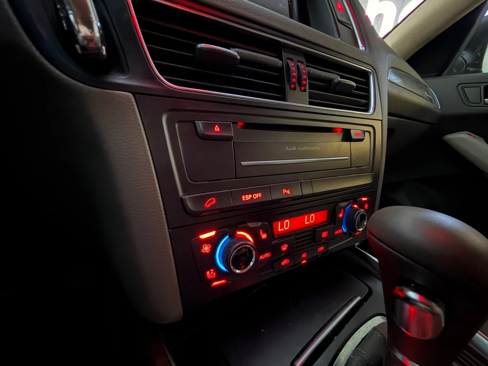 Audi Q5 3.0D* Алкантара* Кожа* Теглич, снимка 12 - Автомобили и джипове - 53623267