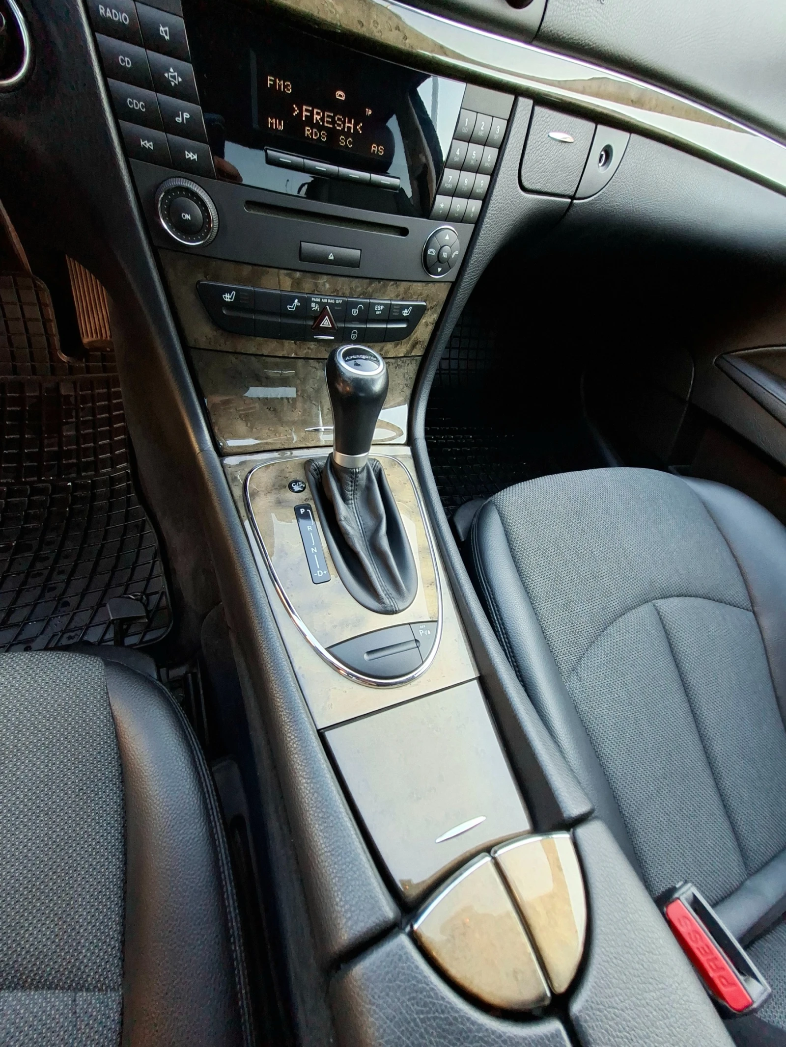 Mercedes-Benz E 220 Avantgarde, снимка 13 - Автомобили и джипове - 55708631