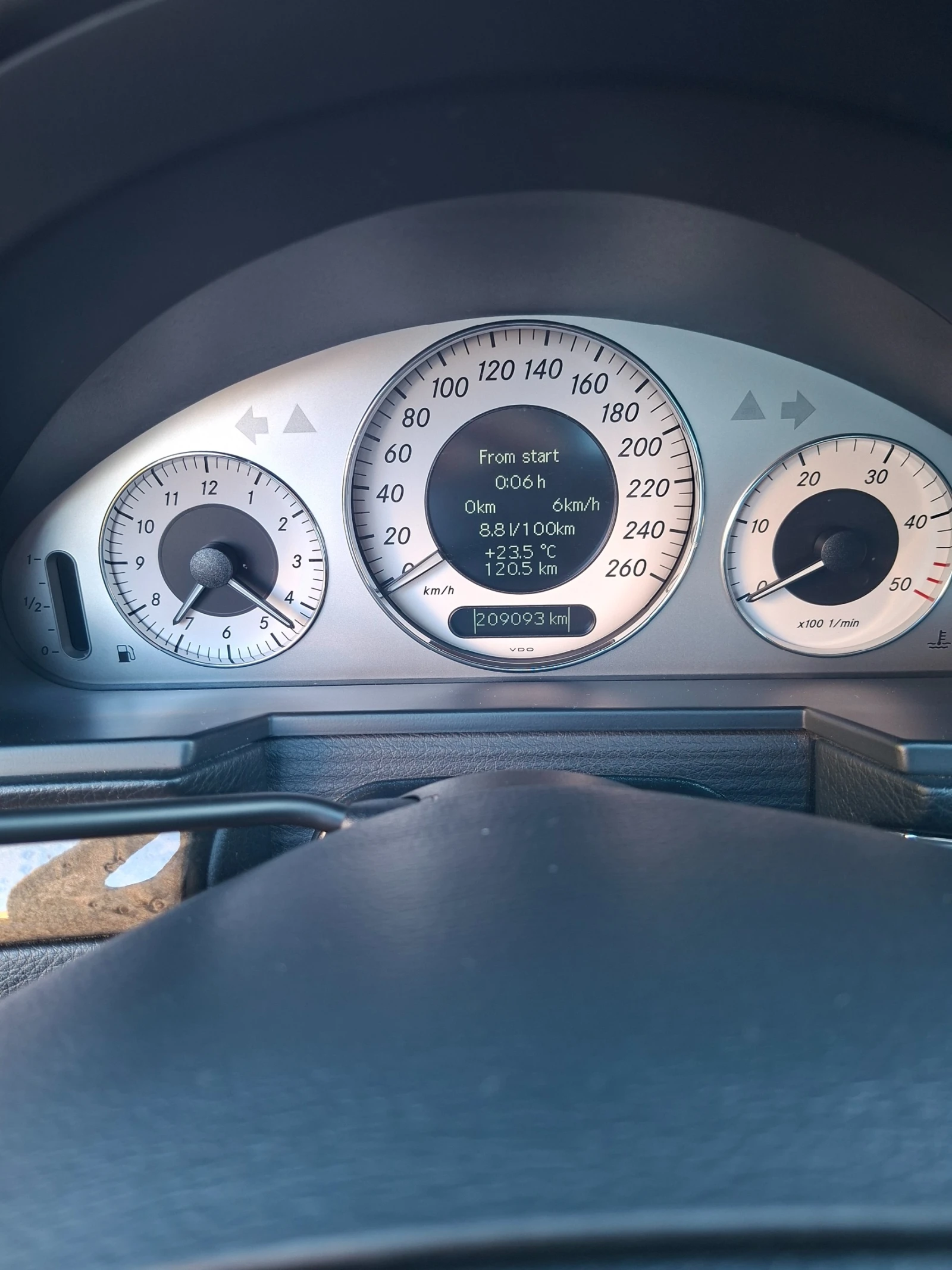 Mercedes-Benz E 220 Avantgarde, снимка 4 - Автомобили и джипове - 55708631