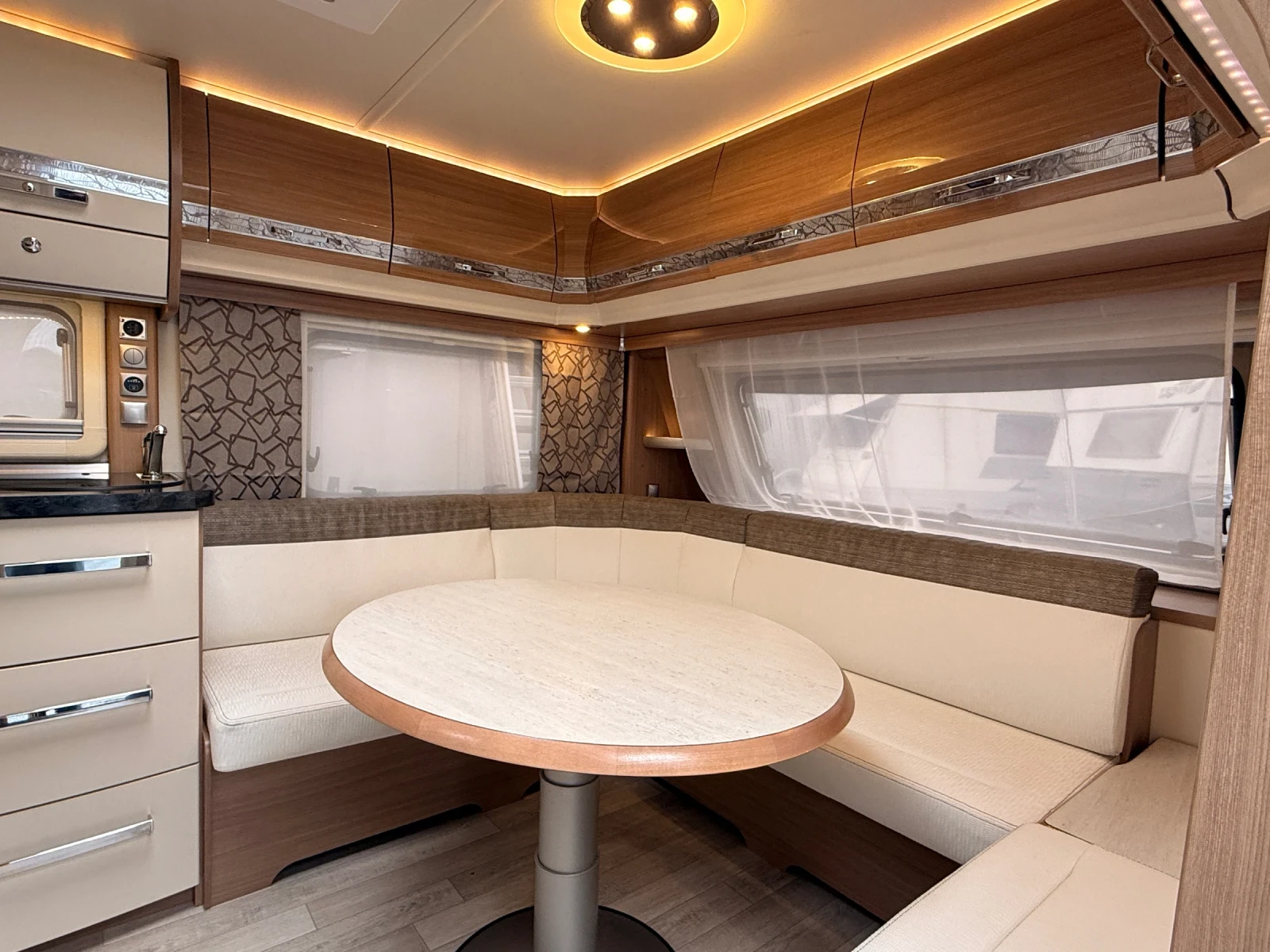 Каравана Fendt Bijou 520, снимка 7 - Каравани и кемпери - 53916593