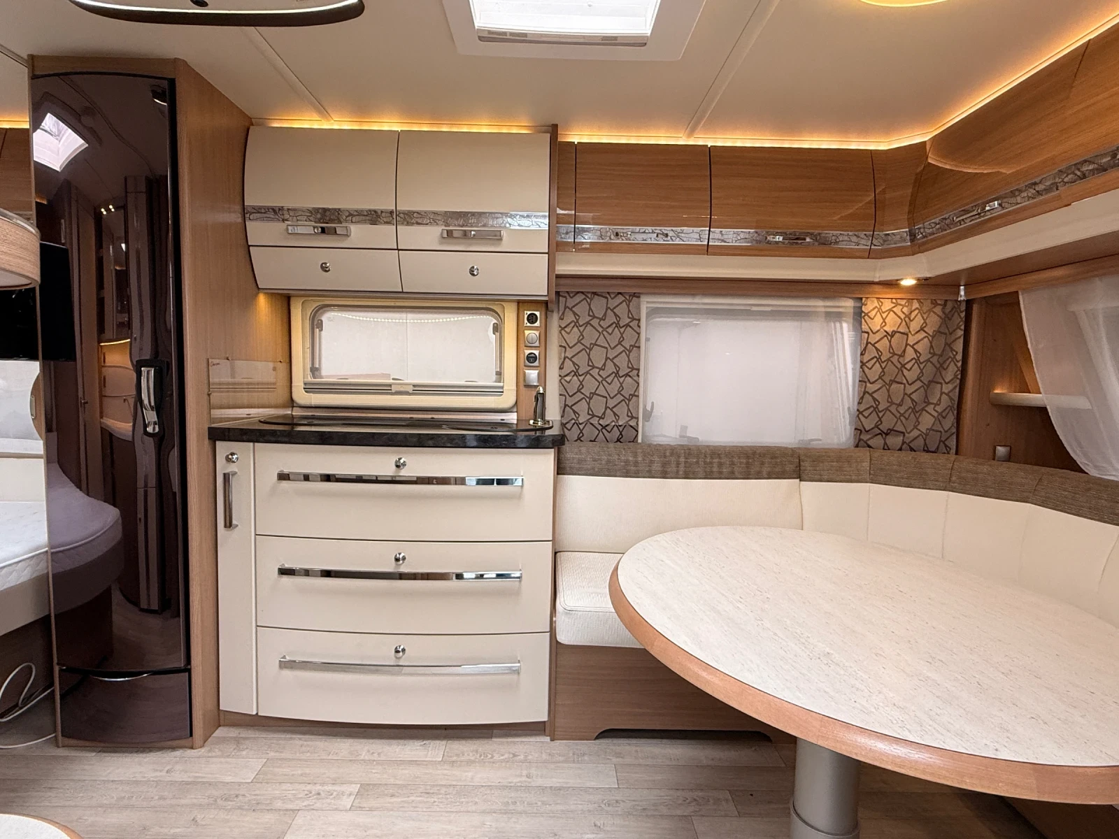 Каравана Fendt Bijou 520, снимка 6 - Каравани и кемпери - 53916593