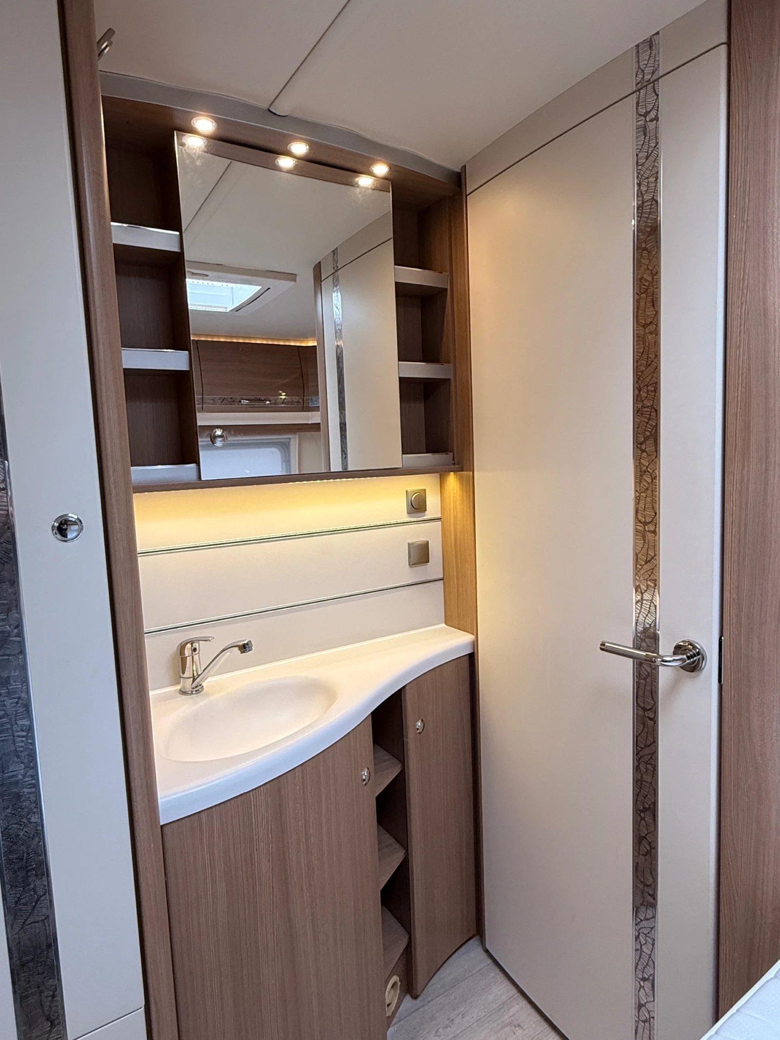 Каравана Fendt Bijou 520, снимка 13 - Каравани и кемпери - 53916593