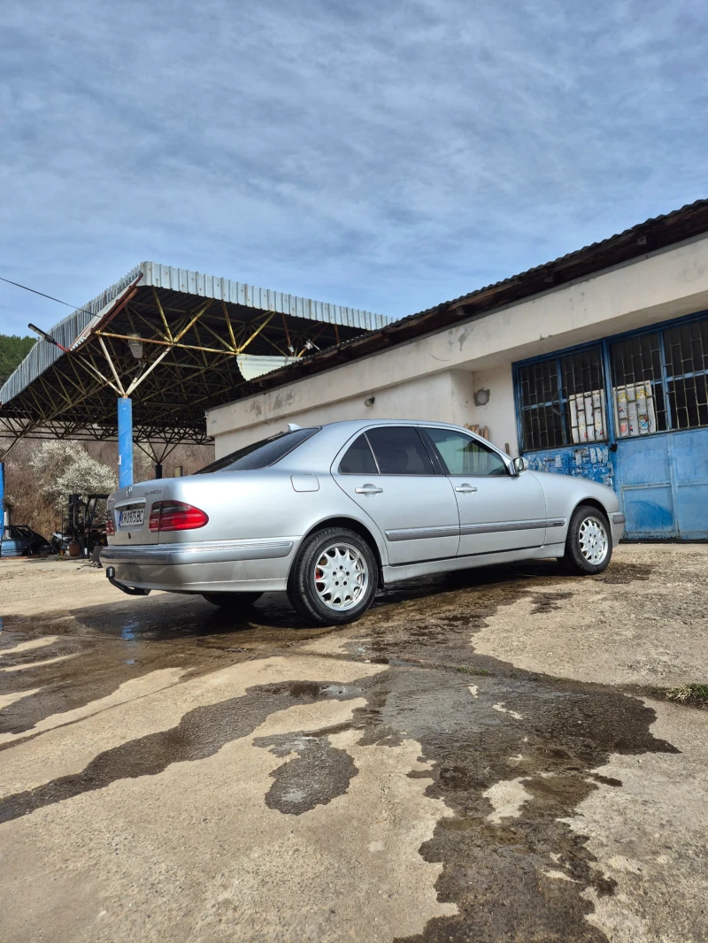 Mercedes-Benz E 200 Компресор , снимка 13 - Автомобили и джипове - 52672825