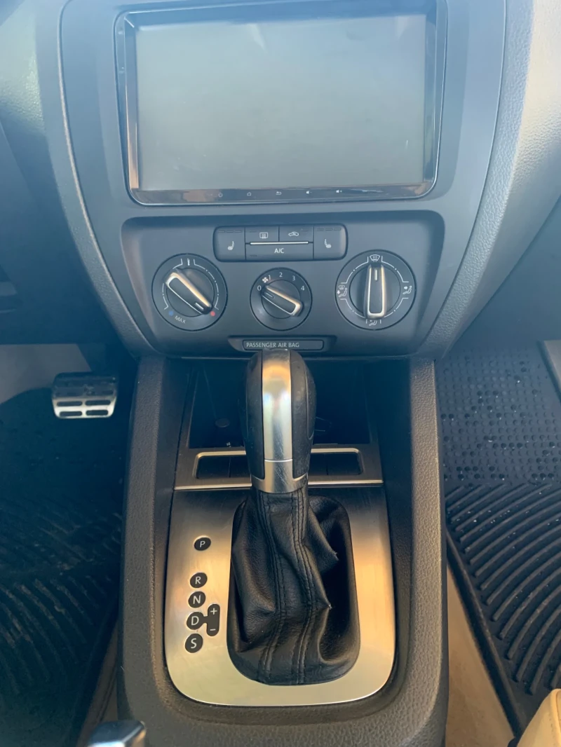 VW Jetta, снимка 14 - Автомобили и джипове - 53573037