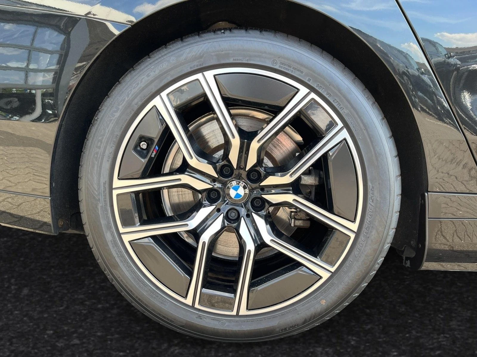 BMW i7 eDrive50/M-SPORT/HEAD UP/PANO/B&W/360/ICONIC GLOW/ - изображение 6