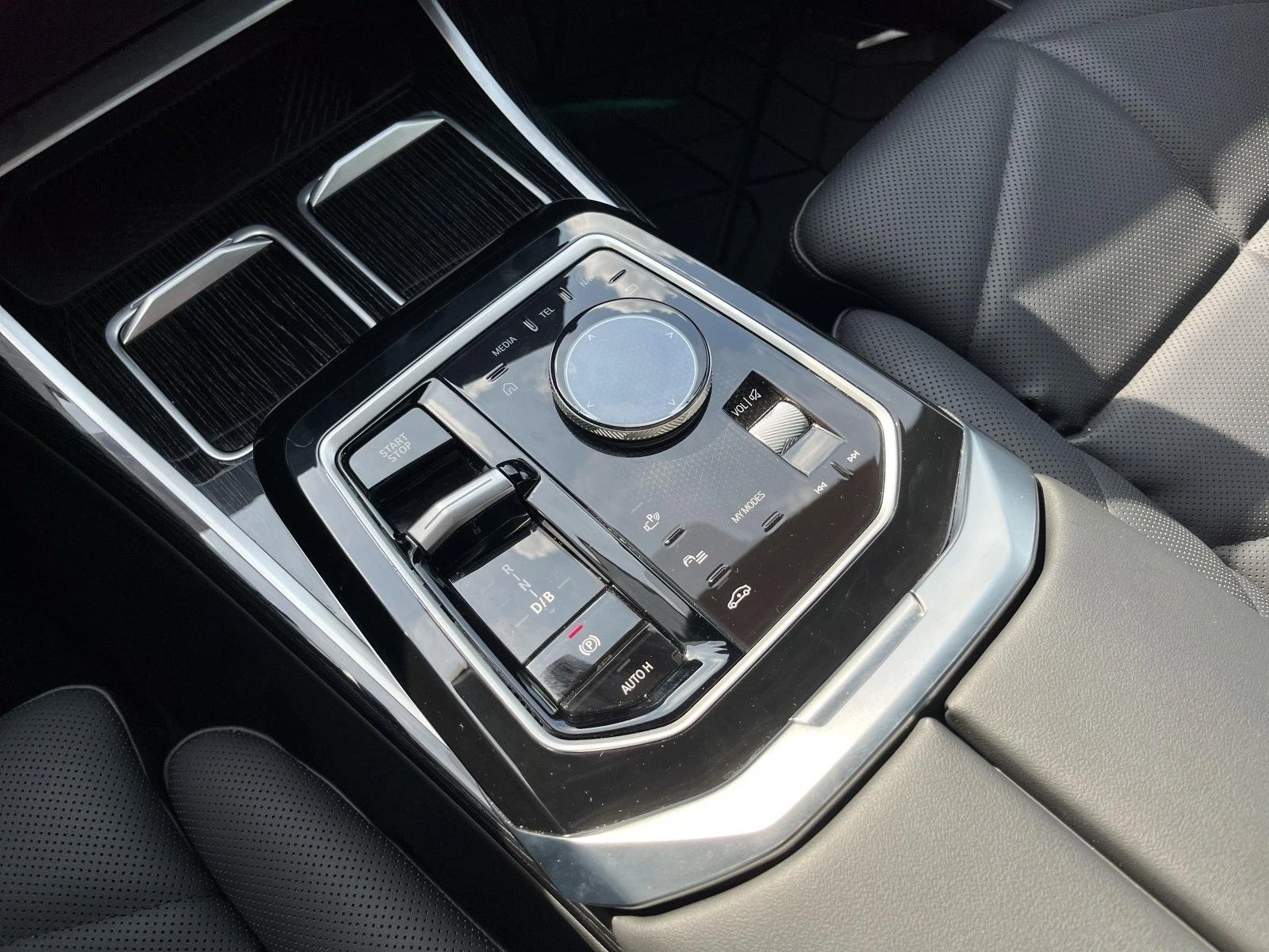 BMW i7 eDrive50/M-SPORT/HEAD UP/PANO/B&W/360/ICONIC GLOW/ | Mobile.bg   11