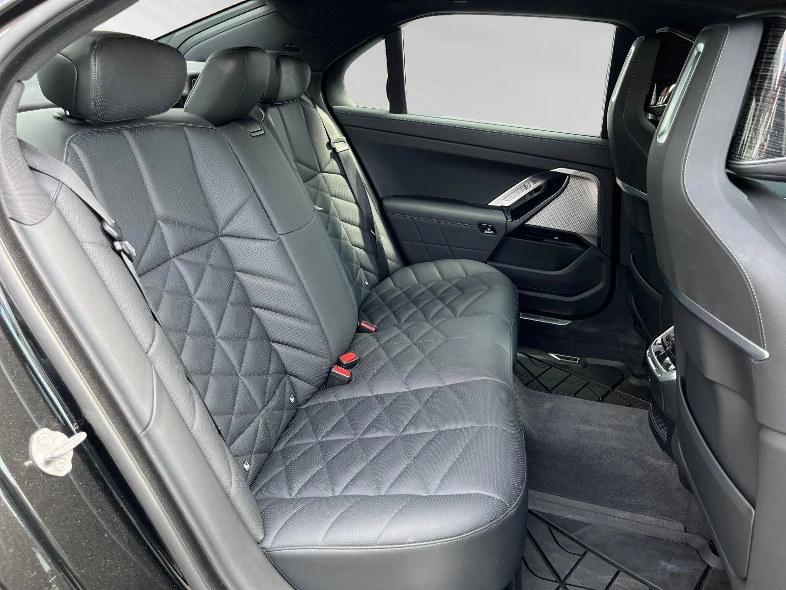 BMW i7 eDrive50/M-SPORT/HEAD UP/PANO/B&W/360/ICONIC GLOW/ | Mobile.bg   15