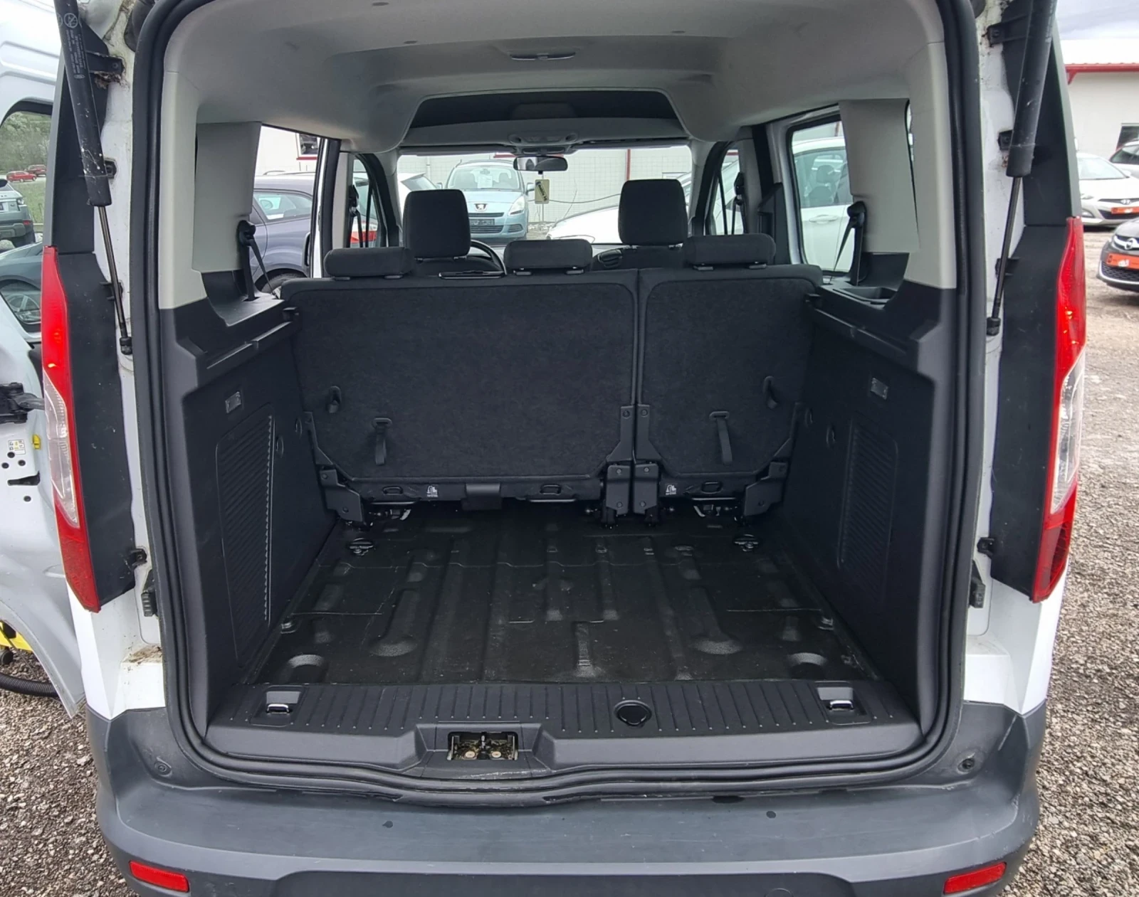 Ford Tourneo Connect 1.0i 115k.c., снимка 12 - Автомобили и джипове - 54068474