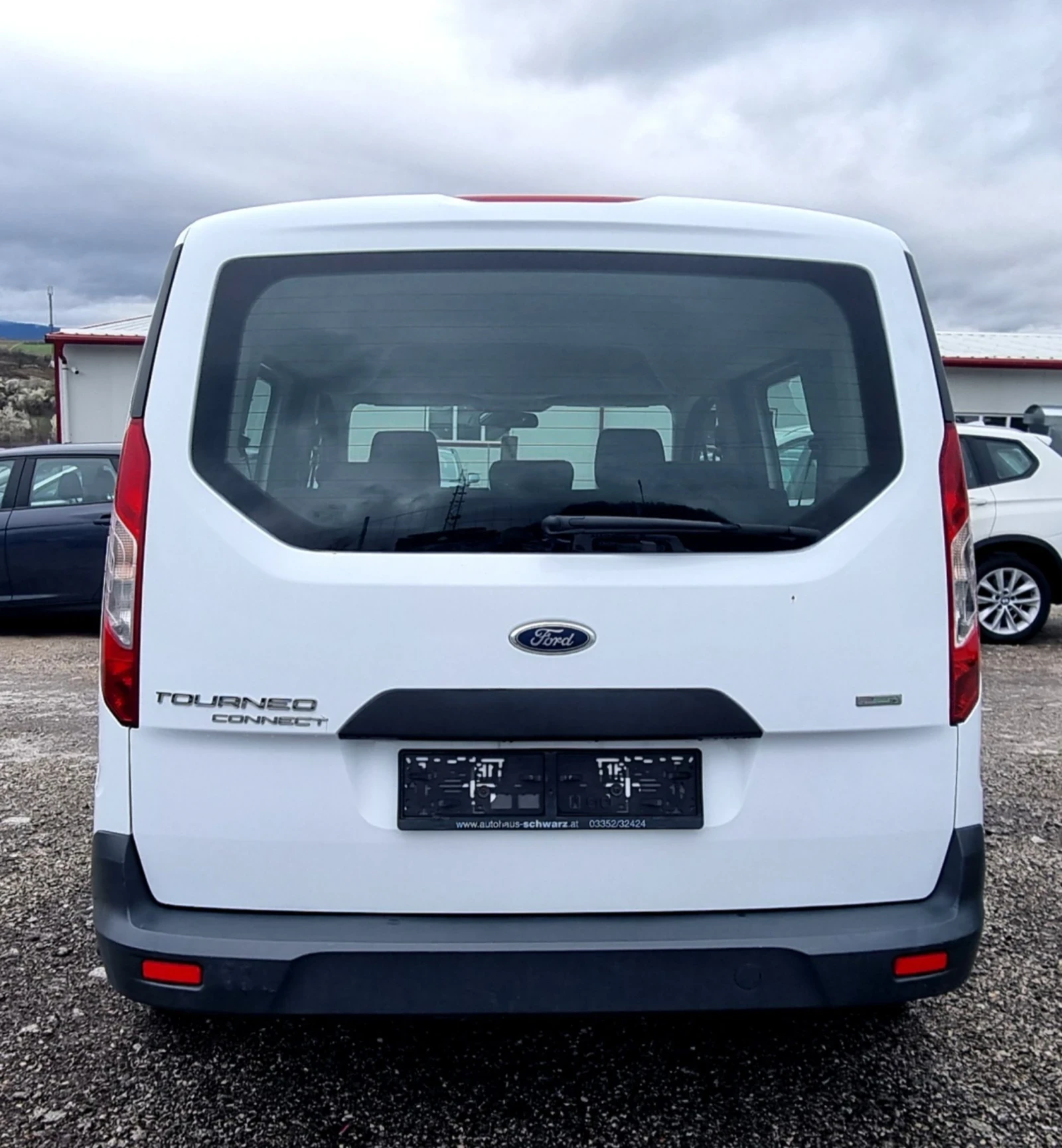 Ford Tourneo Connect 1.0i 115k.c., снимка 5 - Автомобили и джипове - 54068474