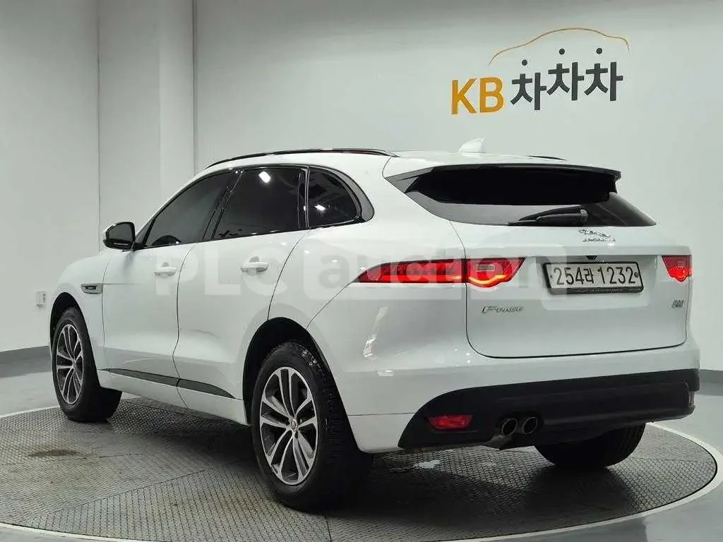 Jaguar E-pace ПОДГРЕВИ * KEYLESS * ФИКСИРАНА ЦЕНА ДО БЪЛГАРИЯ , снимка 2 - Автомобили и джипове - 55033861