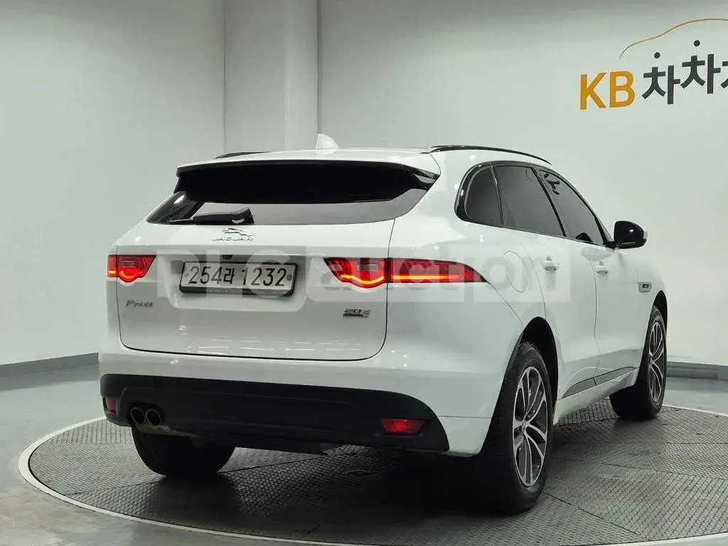 Jaguar E-pace ПОДГРЕВИ * KEYLESS * ФИКСИРАНА ЦЕНА ДО БЪЛГАРИЯ , снимка 3 - Автомобили и джипове - 55033861