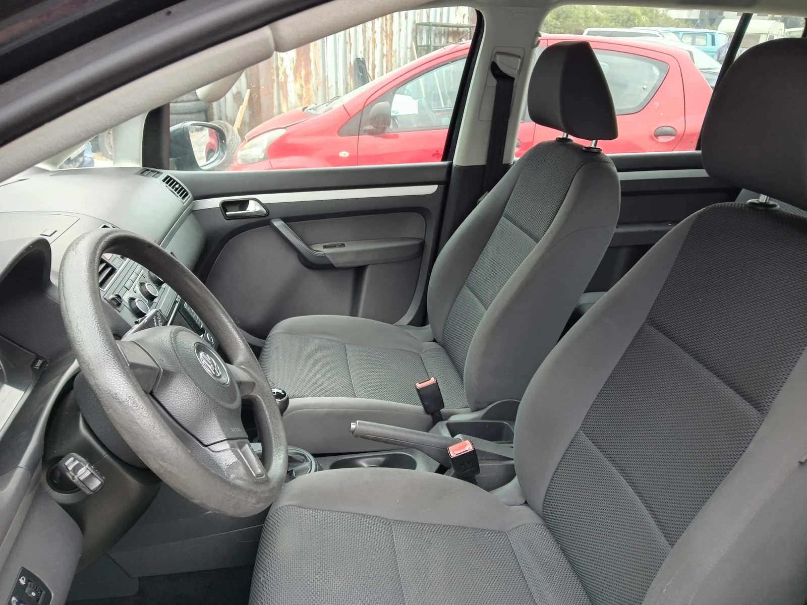 VW Touran 1.4 i 6 ck., снимка 9 - Автомобили и джипове - 55695789
