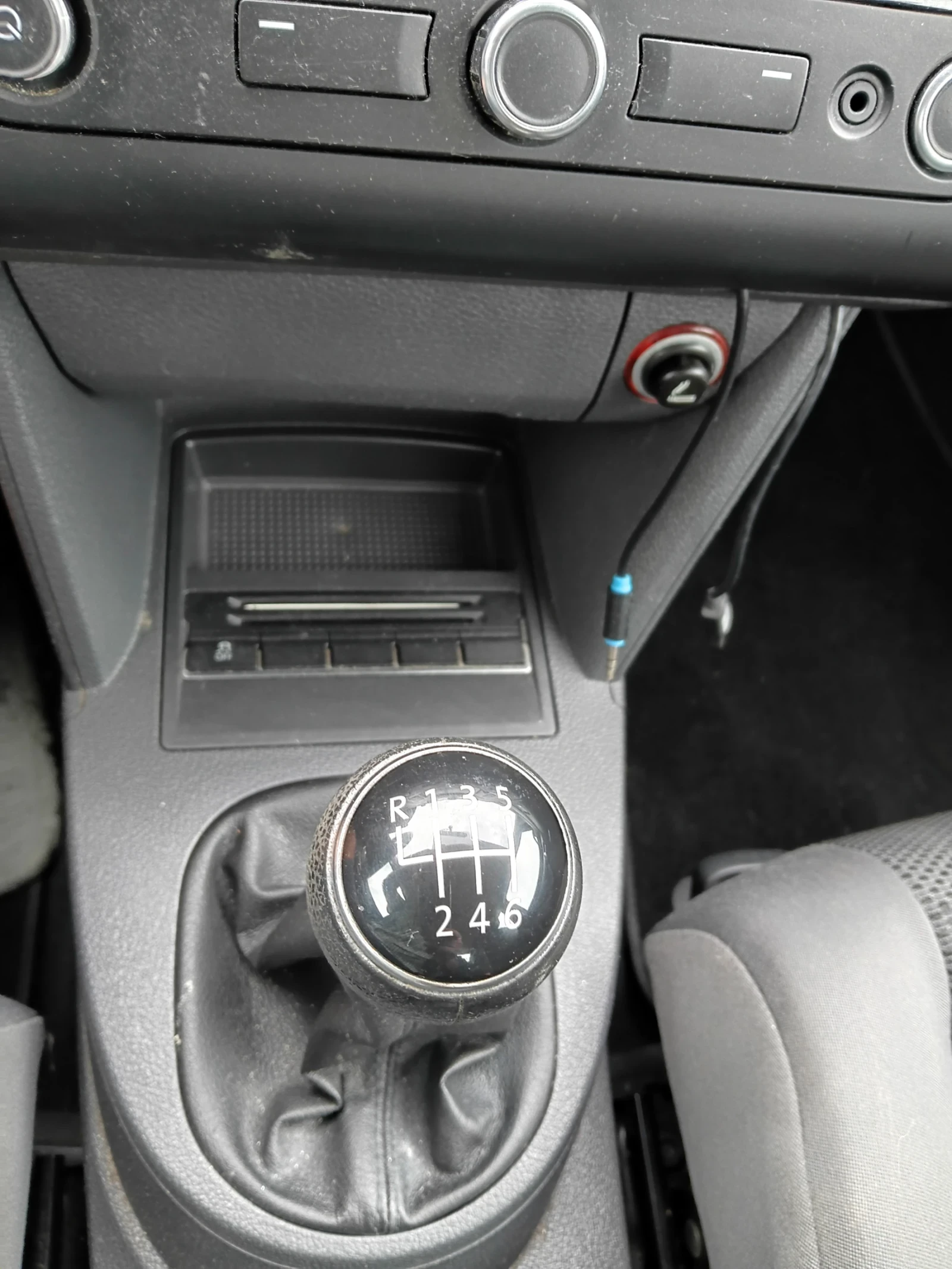 VW Touran 1.4 i 6 ck., снимка 11 - Автомобили и джипове - 55695789