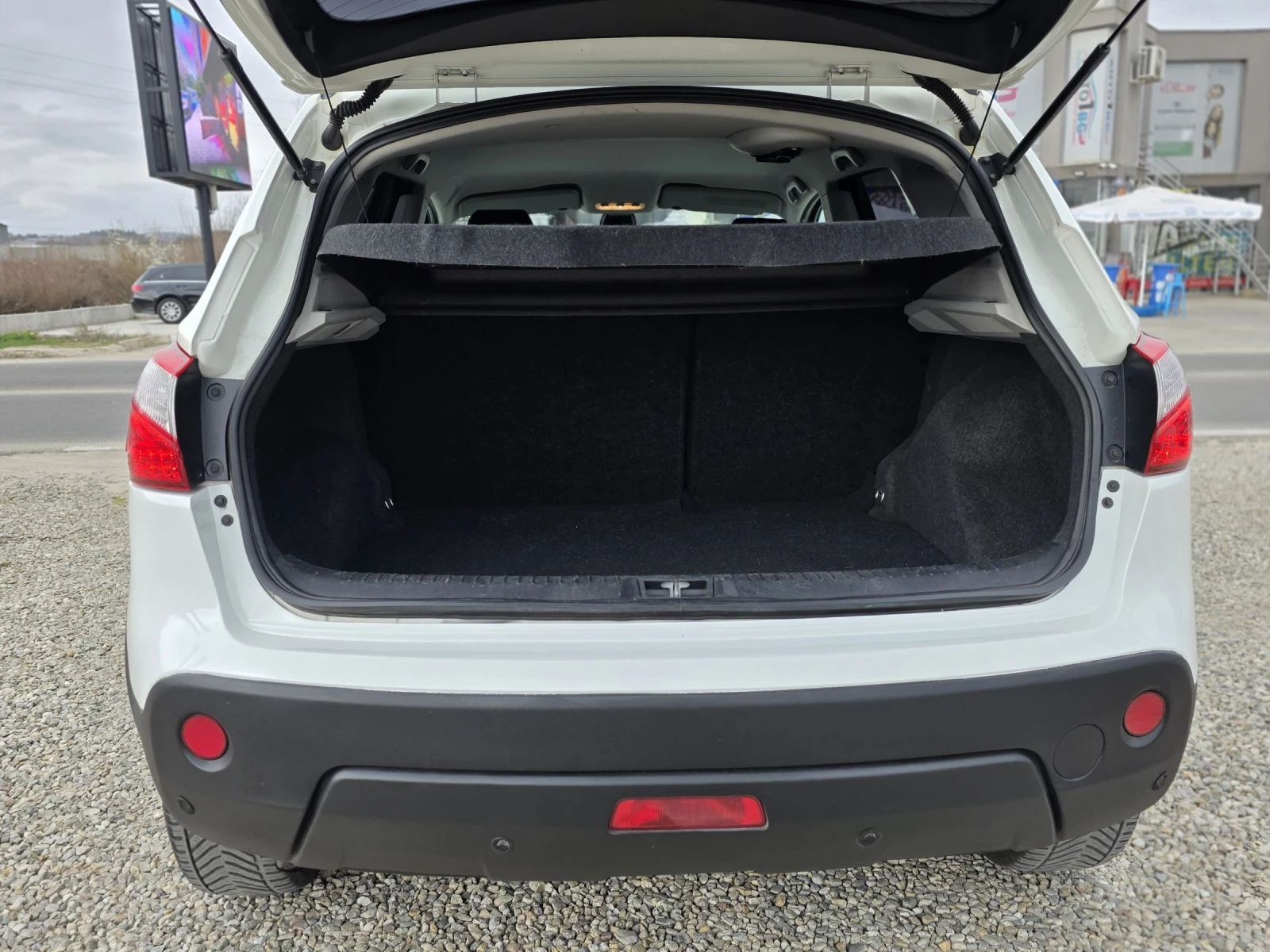 Nissan Qashqai 1.5 dci 110 k.c. PureDrive Топ Състояние , снимка 11 - Автомобили и джипове - 53902729