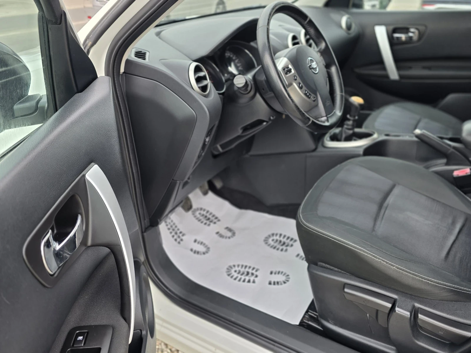 Nissan Qashqai 1.5 dci 110 k.c. PureDrive Топ Състояние , снимка 9 - Автомобили и джипове - 53902729