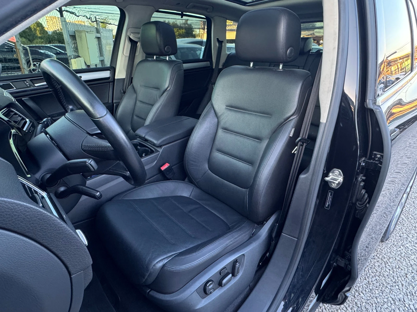 VW Touareg 3.0 TDI 4motin ! Exclusive ! FaceLift !, снимка 7 - Автомобили и джипове - 55032767