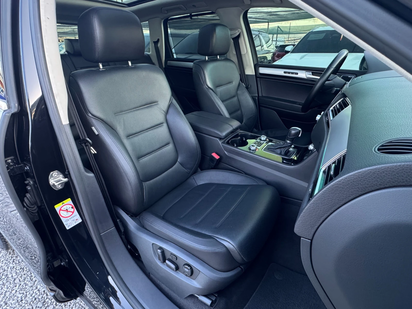 VW Touareg 3.0 TDI 4motin ! Exclusive ! FaceLift !, снимка 10 - Автомобили и джипове - 55032767