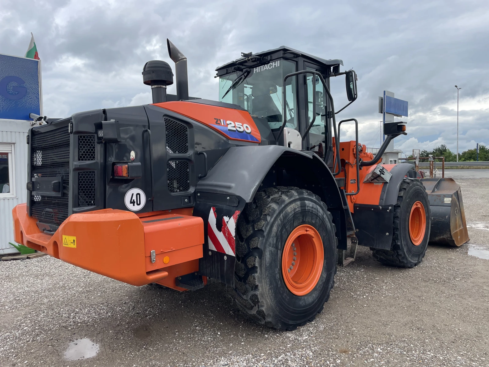 Челен товарач Hitachi ZW250-6 - изображение 8