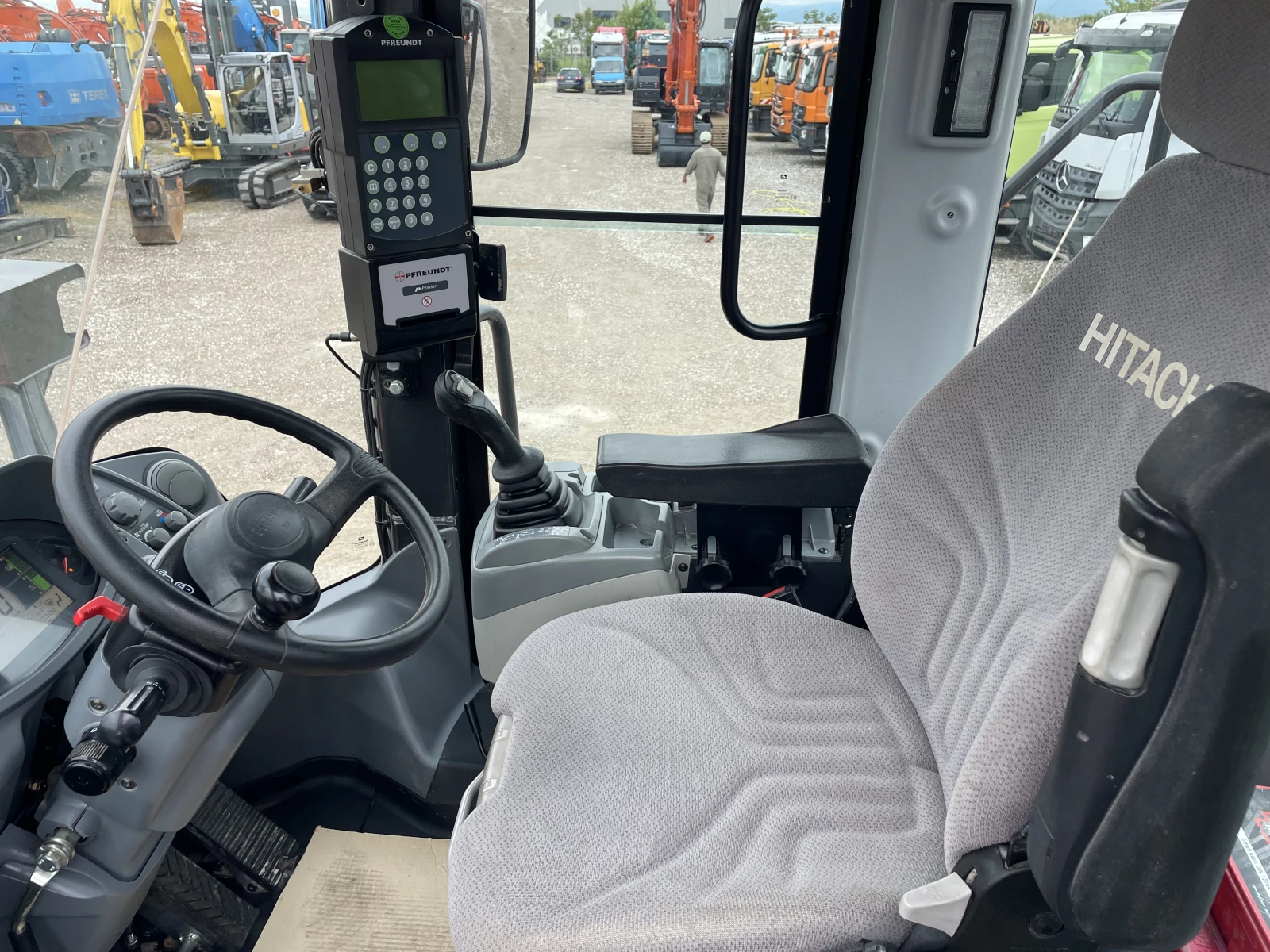 Челен товарач Hitachi ZW250-6 - изображение 10