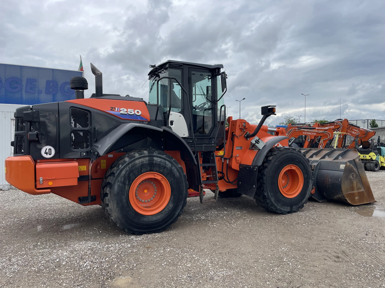 Челен товарач Hitachi ZW250-6 - изображение 7