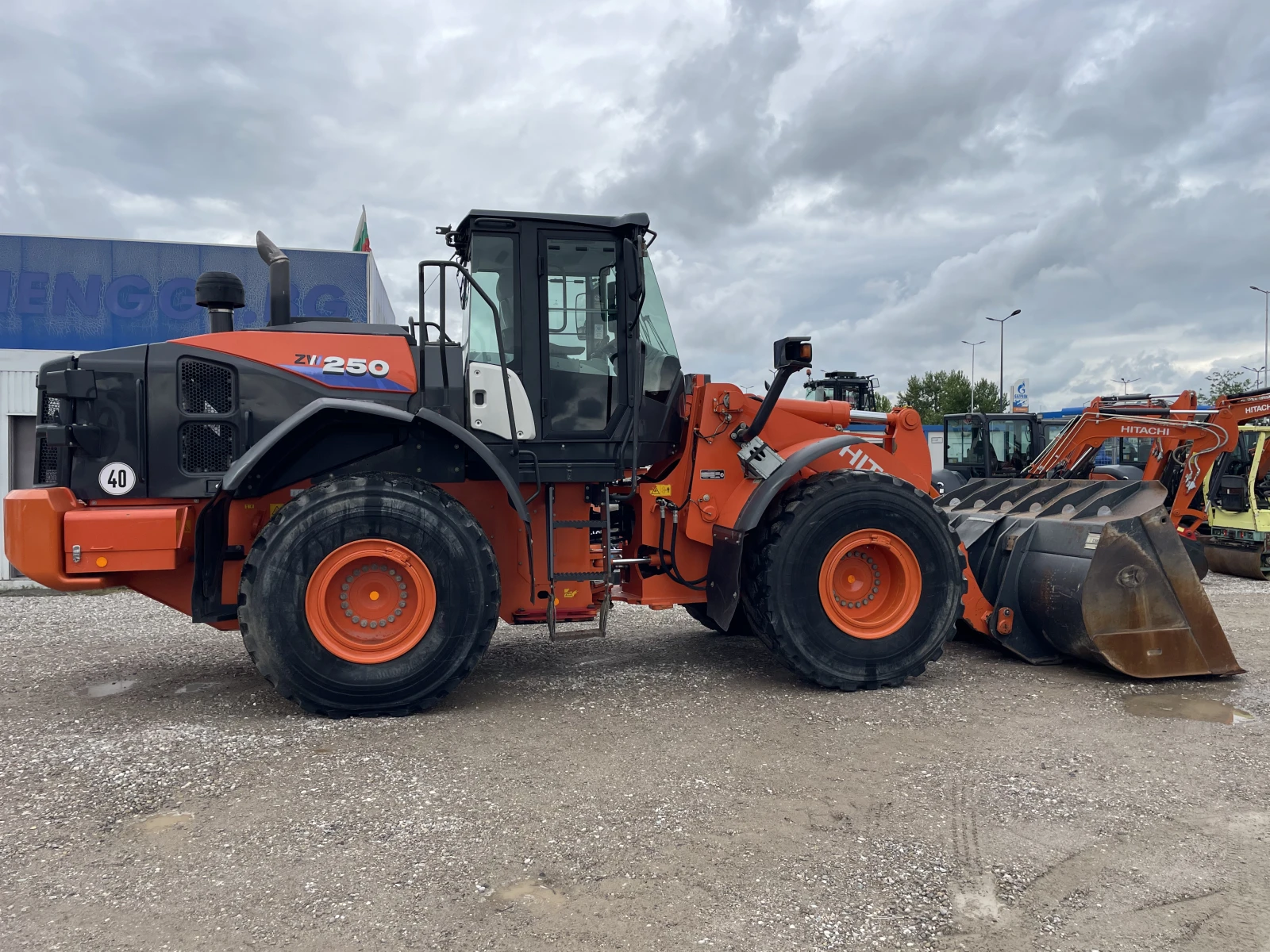 Челен товарач Hitachi ZW250-6 - изображение 6