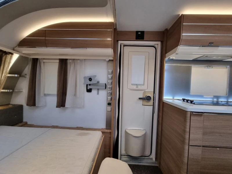 Каравана Adria Adora 573RT, снимка 9 - Каравани и кемпери - 48404360