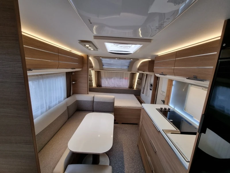 Каравана Adria Adora 573RT, снимка 10 - Каравани и кемпери - 48404360