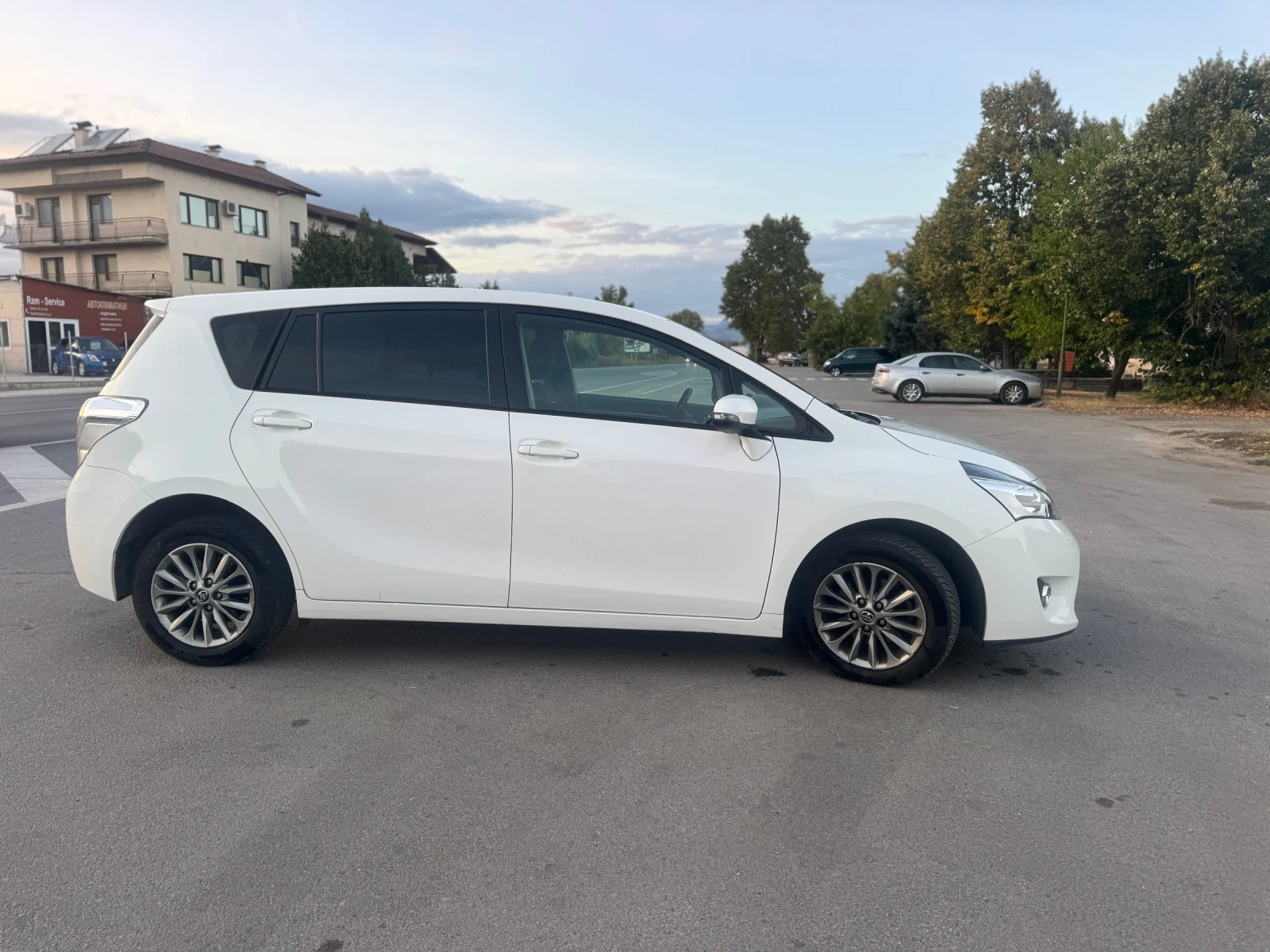 Toyota Verso d4d  6+ 1 - изображение 4