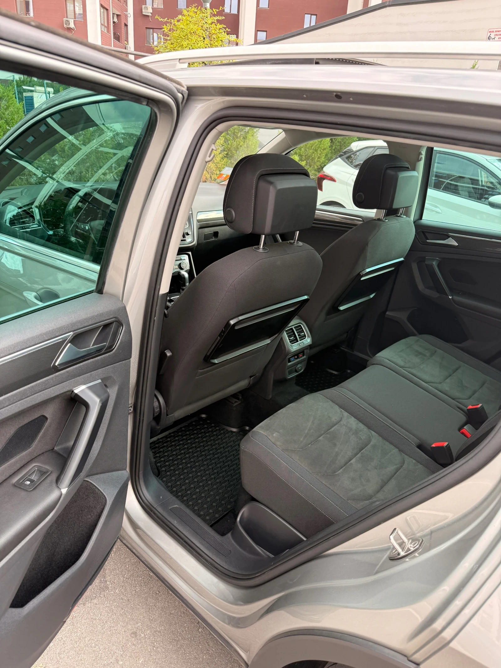 VW Tiguan 2.0TDI/4Motion/Assist/LED/Keyless, снимка 10 - Автомобили и джипове - 56358584
