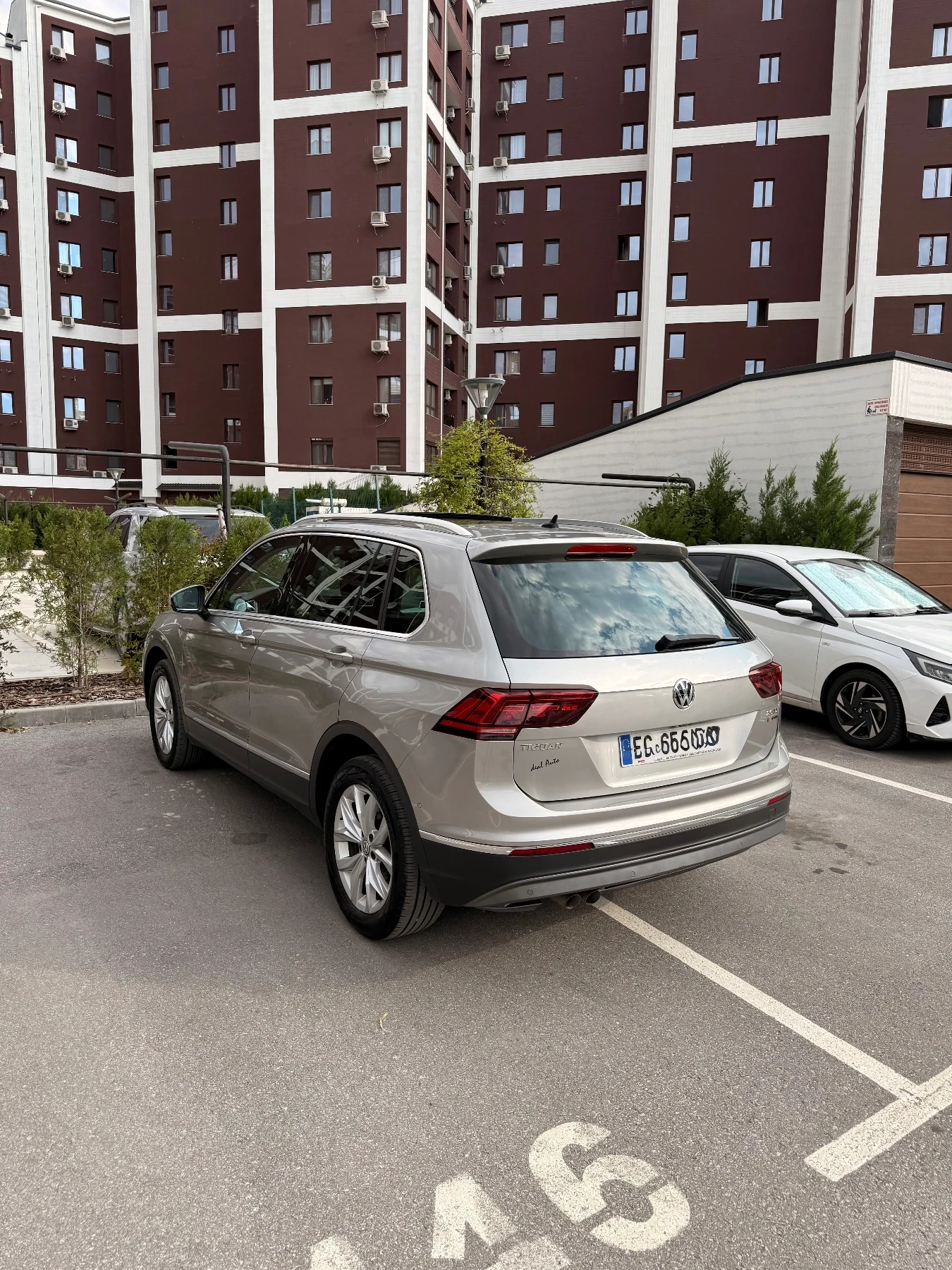 VW Tiguan 2.0TDI/4Motion/Assist/LED/Keyless, снимка 5 - Автомобили и джипове - 56358584