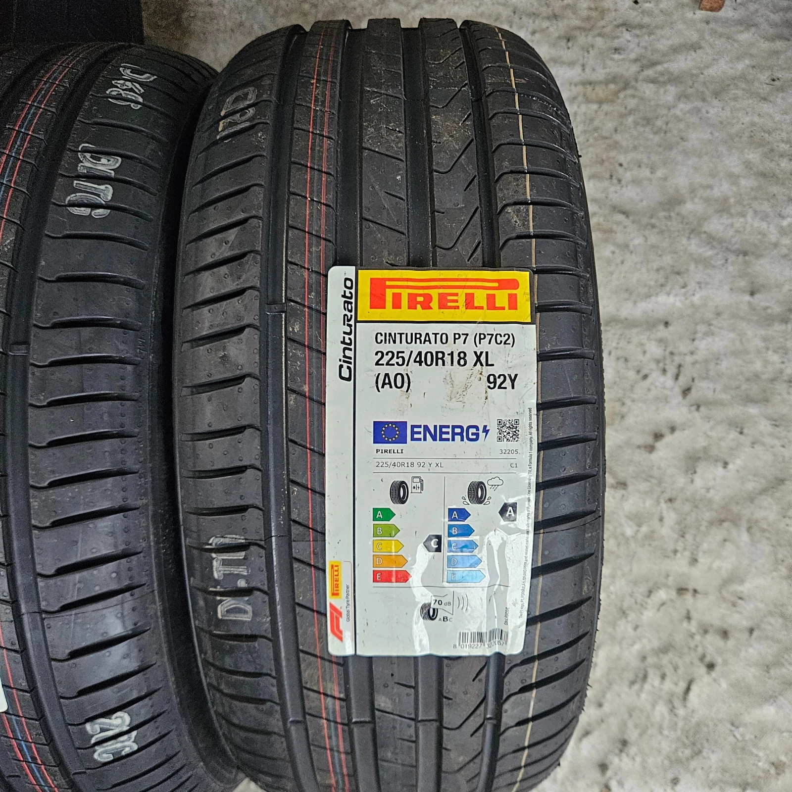 Гуми Летни 225/40R18, снимка 2 - Гуми и джанти - 54191482