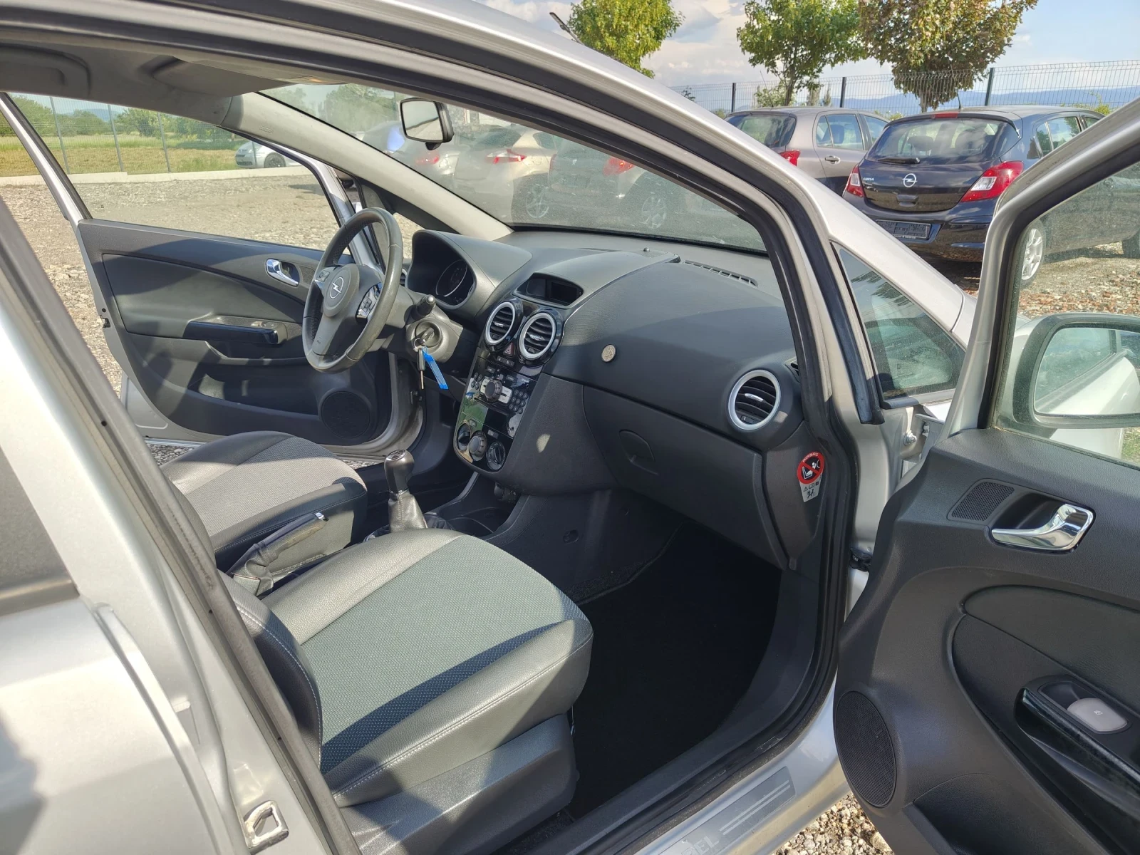Opel Corsa 1.4i 90 COSMO xenon , снимка 13 - Автомобили и джипове - 54391569