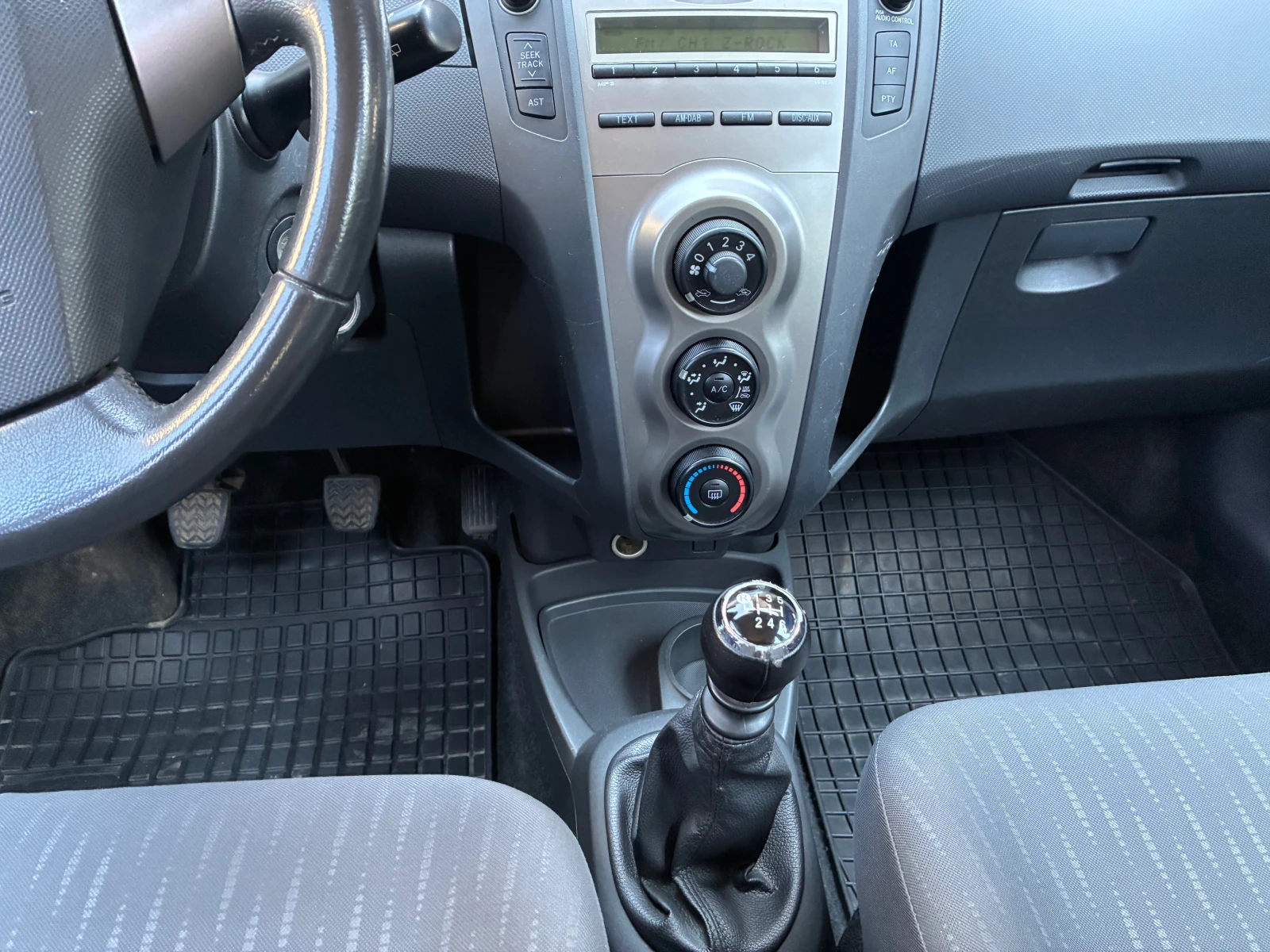 Toyota Yaris 1.4 D4D, снимка 7 - Автомобили и джипове - 55136471