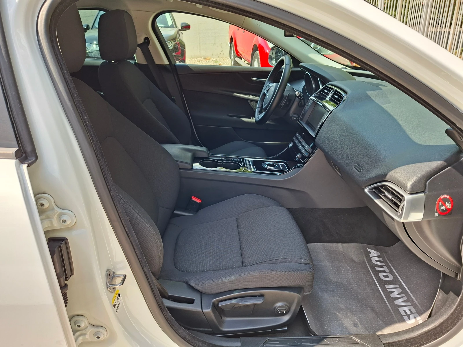 Jaguar XE AVTOMAT/NAVI/CAMERA, снимка 14 - Автомобили и джипове - 55587259